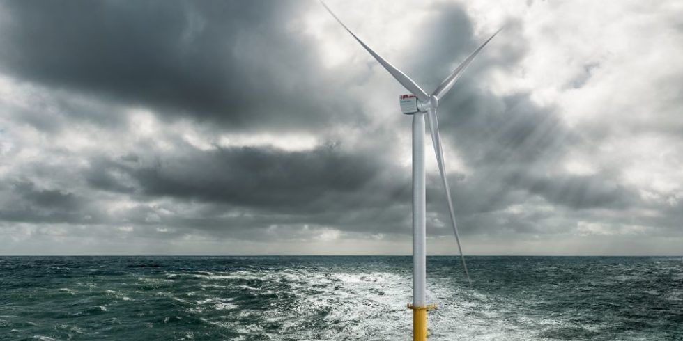 Windkraftanlage ragt bei aufkommendem Sturm aus dem Meer