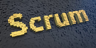 Scrum steht in gelber Schrift auf dunklem Grund