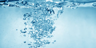 Bläschen unter der Wasseroberfläche