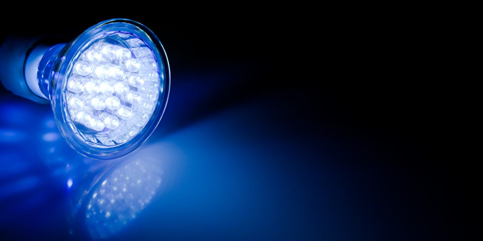 LED-Lampe wirft bleues Licht auf schwarzen Hintergrund
