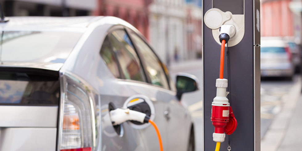 Elektroauto steht an einer Ladesäule. Symbolbild für Metall-Luft-Batterien