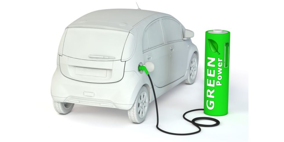 Synthetische Kraftstoffe werden verdeutlicht durch ein Auto, das an einer grünen Ladesäule getankt wird, auf der Green Energy steht