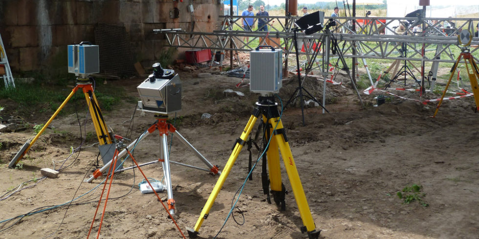 Profilscanner im Rahmen eines Belastungsversuches an einer historischen Mauerwerksbrücke.
Foto: Florian Schill
