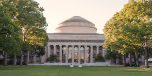Blick auf ein Gebäude des Massachusetts Institute of Technology