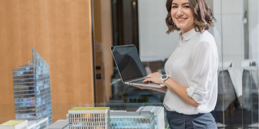 Frau am Laptop