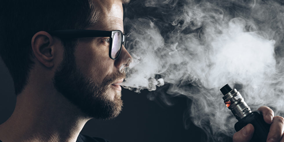 Mann mit E-Zigarette