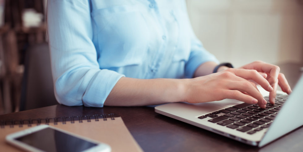 Frau arbeitet am Laptop