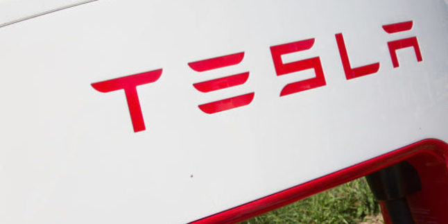 Logo auf einer Ladesäule von Tesla
