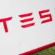 Logo auf einer Ladesäule von Tesla