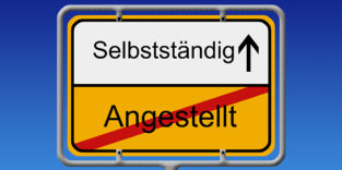 Selbstständig oder Angestellt? Ein Straßenschild weist die Richtung zu Selbständig