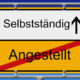 Selbstständig oder Angestellt? Ein Straßenschild weist die Richtung zu Selbständig