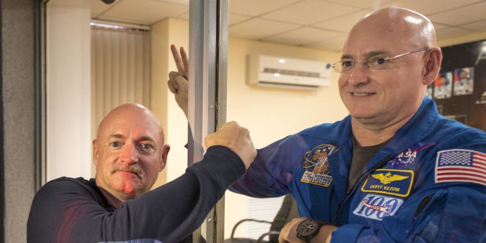 Der pensionierte NASA-Astronaut Mark Kelly (links) und sein Zwillingsbruder, der NASA-Astronaut Scott Kelly (rechts). 
Foto: NASA/Bill Ingalls