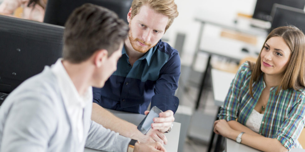 Studierende zwei Männer und eine Frau