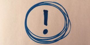 Ein aufgemaltes Ausrufezeichen in einem Kreis symbolisieren eine Warnung