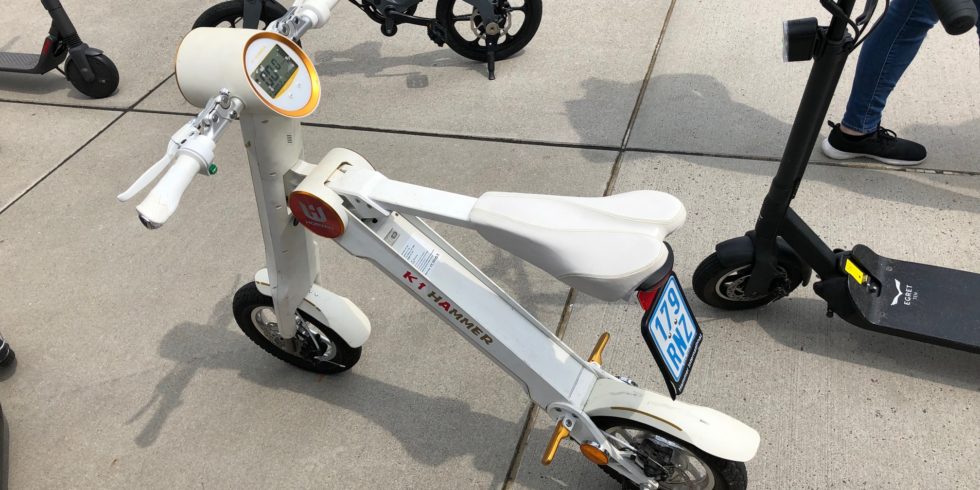 Futuristischer weißer E-Scooter auf der E-Cologne.