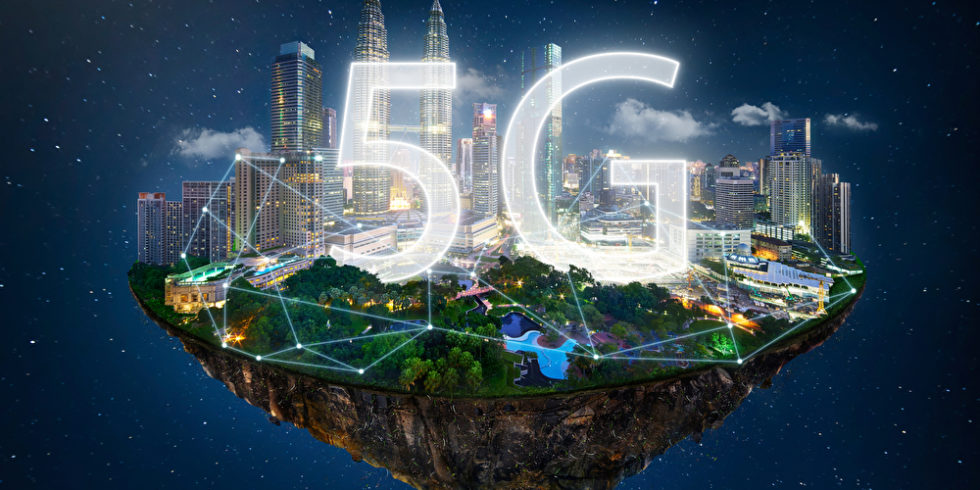 5G als Logo auf vernetzter Stadt