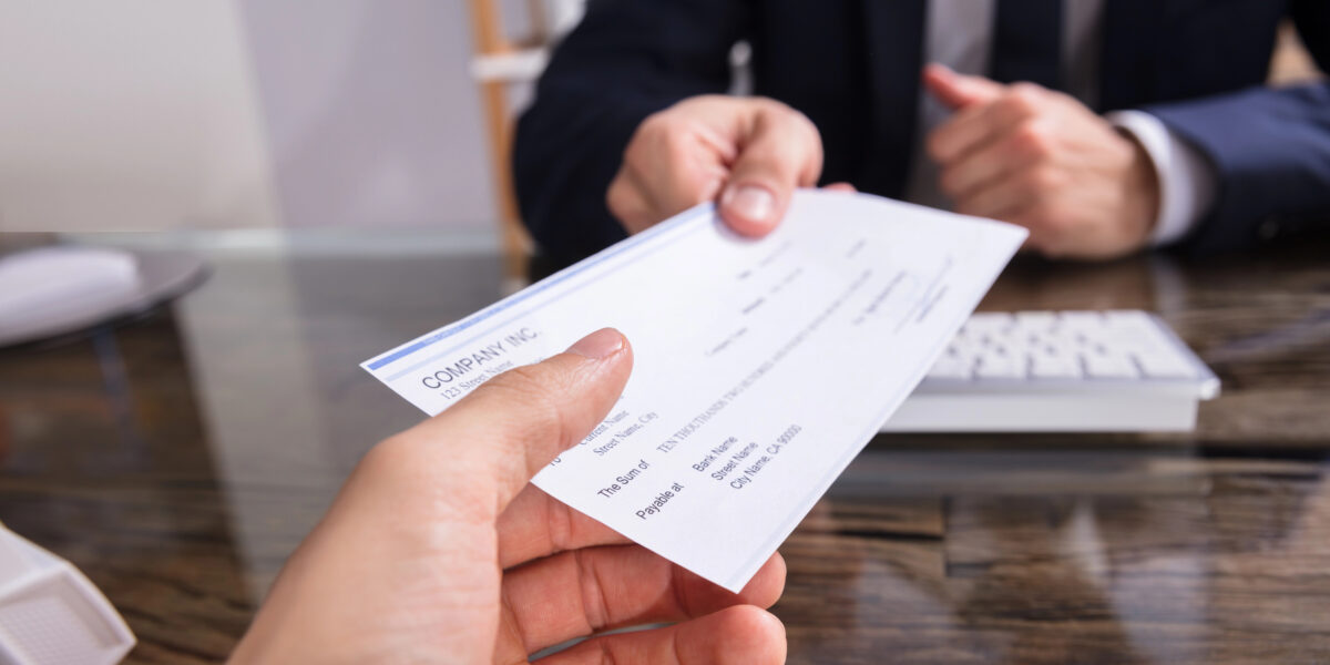 Scheck wird überreicht