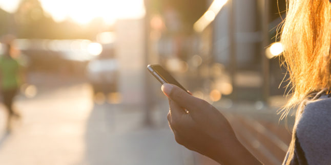 Frau mit Smartphone