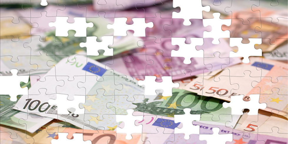 Rentenluecke: Einem Puzzle mit Euroscheinen fehlen einige Teile