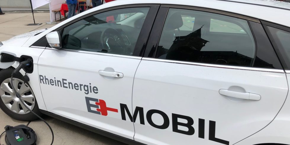 Das E-Mobil von Ford mit RheinEnergie Logo