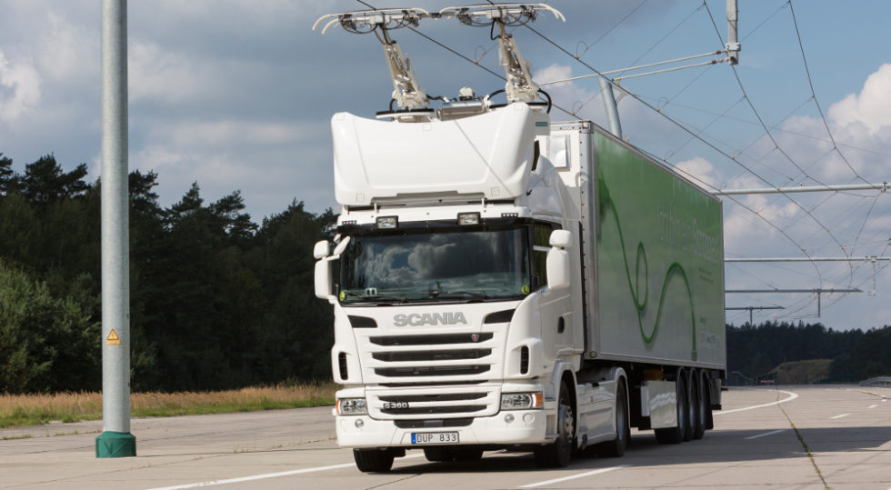 Fotos eine Hybrid-Lkw an der Oberleitung