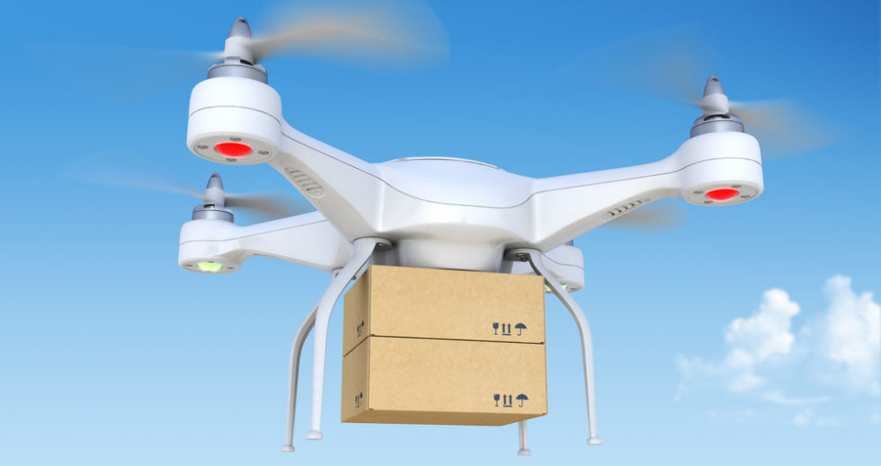 Montage Drohne mit Paket