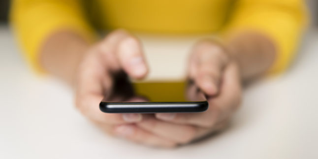 Frau mit Smartphone in der Hand