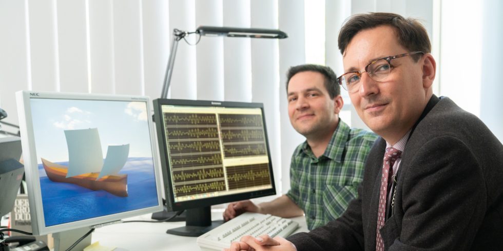 Sebastian Ritz (l.) und Thomas Kirstein untersuchten die Seegangseigenschaften römischer Handelsschiffe. Sebastian Ritz erstellte dazu ein computerbasiertes Schiffsmodell, das auf dem linken Bildschirm zu sehen ist.