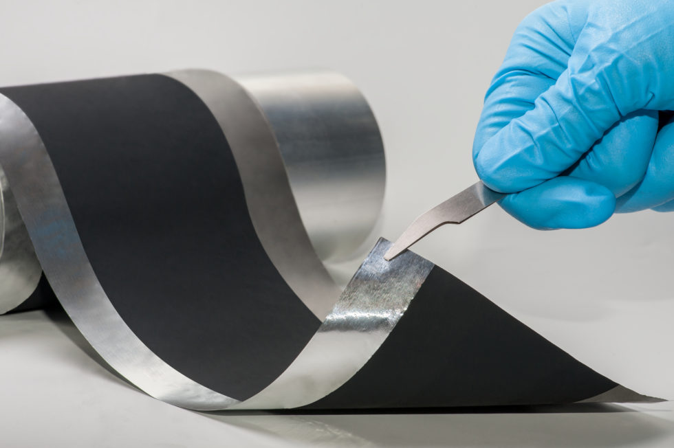 So sehen die mit der neuen Trockentransfertechnologie beschichteten Elektroden aus. Mit dem Verfahren des Fraunhofer IWS lassen sich Batterieelektroden ohne den Einsatz von giftigen Lösungsmitteln bereits im Pilotmaßstab herstellen.