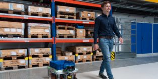 Christoph Allmacher unterwegs mit dem fahrerlosen Transportsystem Hubert