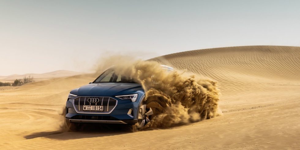 Der Audi E-tron in der Wüste Abu Dhabis