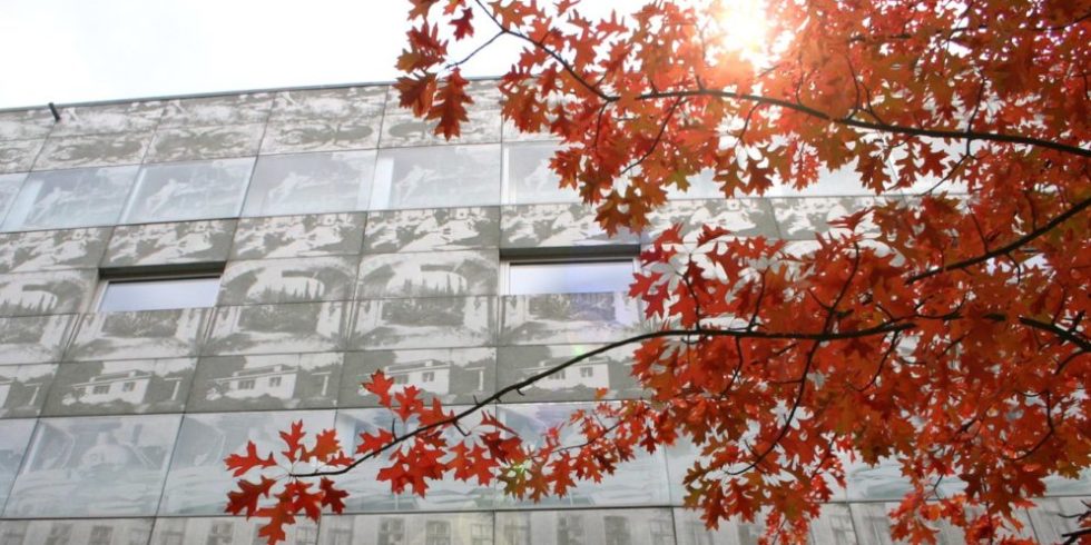 Fotobetonfassade an der Bibliothek vom Stadtcampus der Hochschule für nachhaltige Entwicklung Eberswalde.
Foto: Copyright HNE 