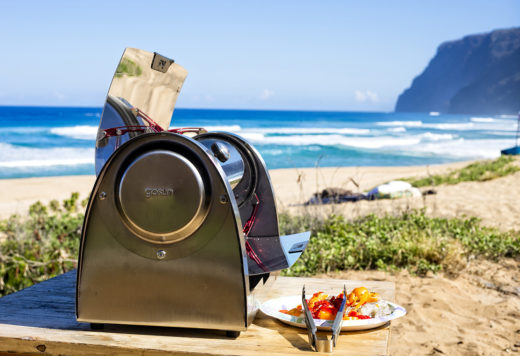 GoSun Solargrill steht am Strand mit aufgeklappten Solarkollektoren