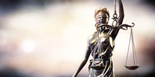 Justizia als Bronzestatue