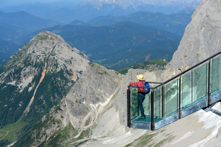 Die Treppe ins Nichts am Hunerkogel führt zu einer gläsernen Aussichtsplattform