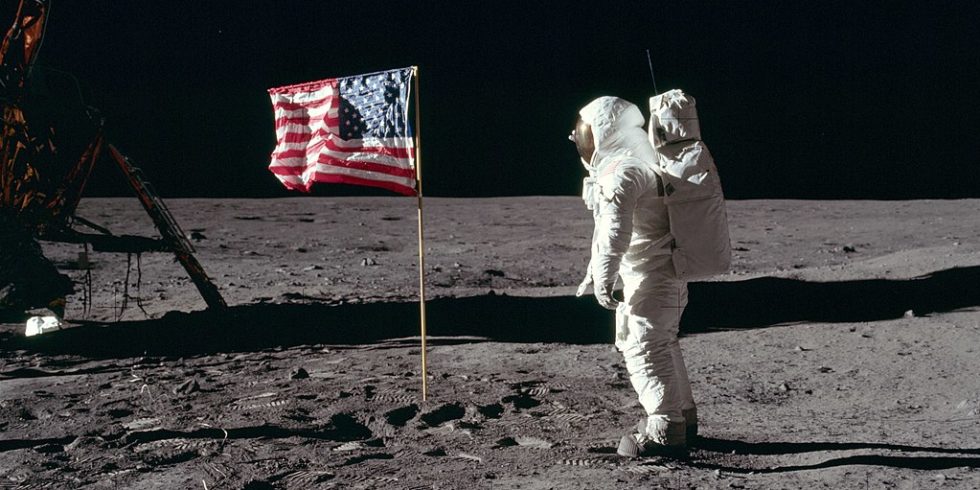 Buzz Aldrin steht vor der amerikanischen Flagge auf dem Mond