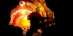 Silhouette eines Mannes vor rot glühender Mine