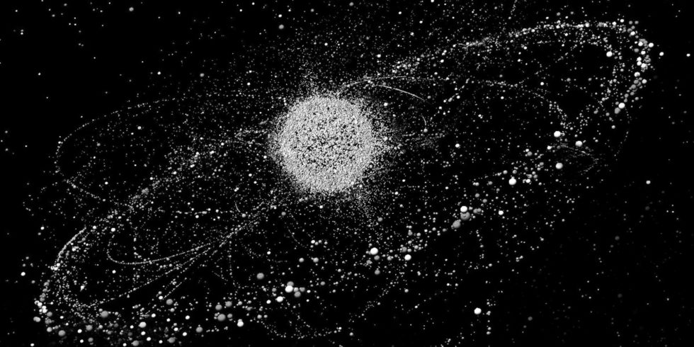 Hunderte weiße Punkte auf schwarzem Hintergrund zeigen Trümmerteile, die um die Erde herumfliegen