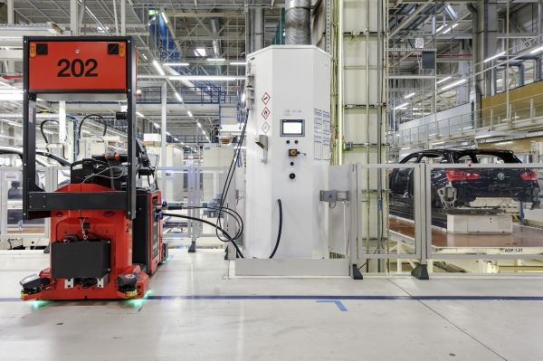 Foto: Mit Wasserstoff betriebene Routenzüge im BMW Group Werk Leipzig.<br srcset=