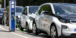 Elektroauto an einer Ladesäule