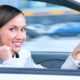 Frau mit Bluetooth Sprechanlage im Auto