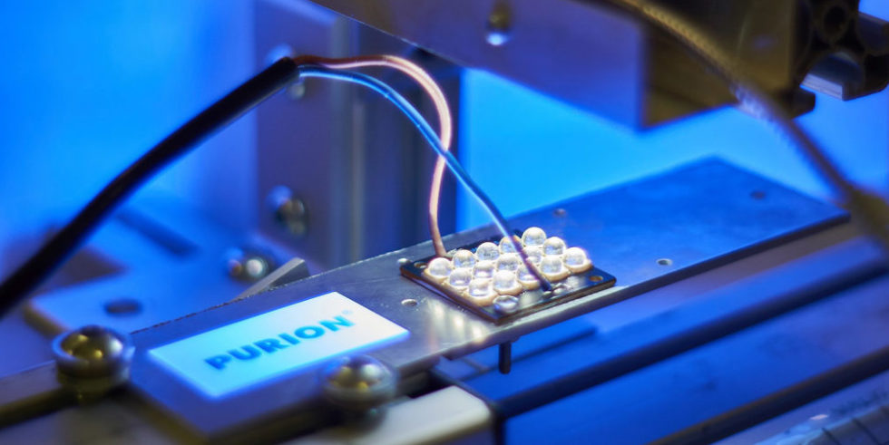 In einem Probeaufbau im Labor testete die Forschergruppe UVC-LEDs.
Foto: Fraunhofer IOSB-AST/Martin Käßler