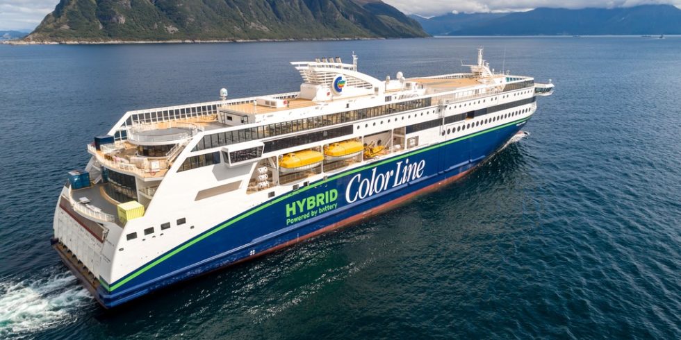 „Color Hybrid“, das weltweit größten Plug-in-Hybridschiff, sticht in See. 
Foto: UAVPIC
