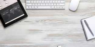 Schreibtischplatte mit Tastatur und Laptop