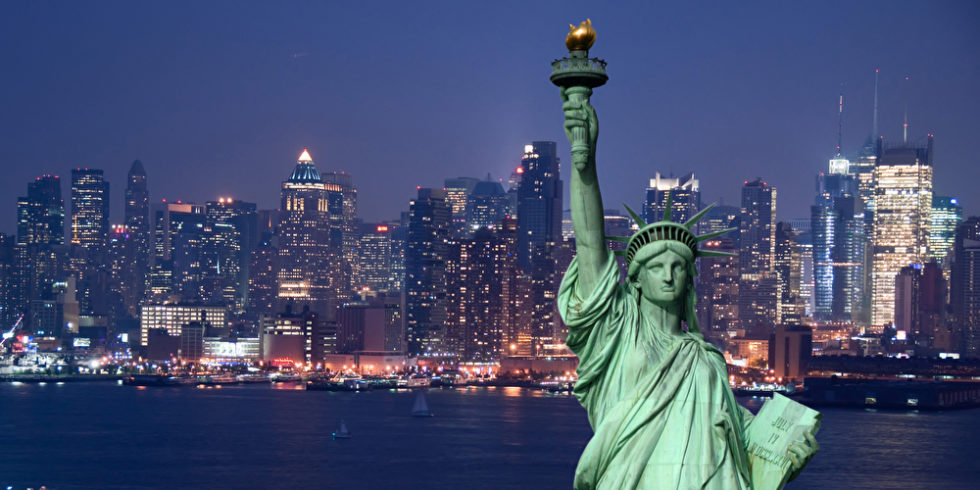 Blick auf die Skyline New Yorks mit der Freiheitsstatue im Vordergrund