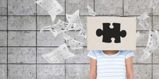 Frau mit Blatt vor dem Kopf, auf dem ein Puzzleteil abgebildet ist