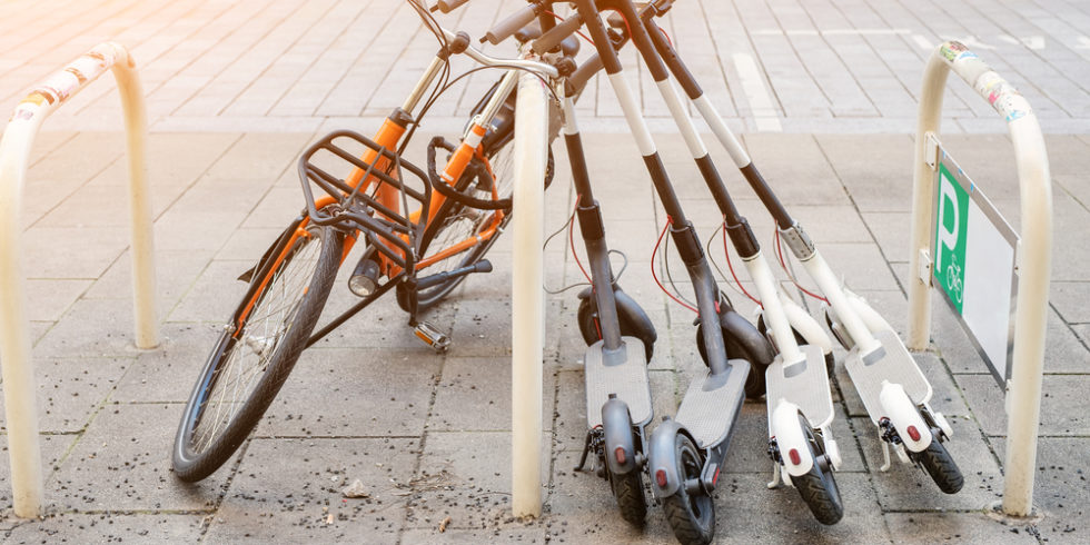 E-Scooter warten auf den Abtransport. So manche Reparatur wäre dank neuer Diagnosesysteme vor Ort möglich.
Foto: panthermedia.net/gorlovkv