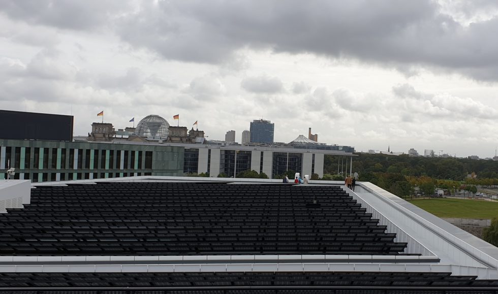 Solarzellen auf dem Dach des Futuriums Blick Regierungsviertel