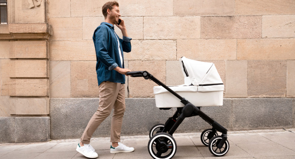 Vater mit Kinderwagen