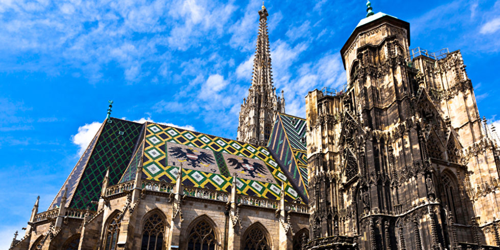 Stephansdom in Wien bei blauem Himmel